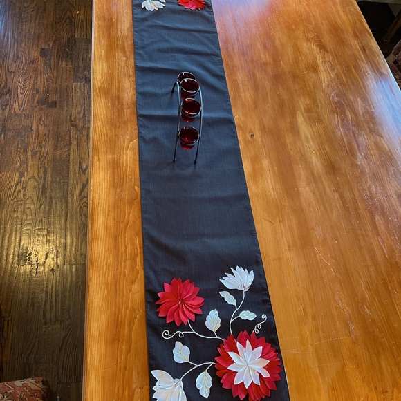 NWOT - Gorgeous raised appliqué table runner - Picture 3 of 5